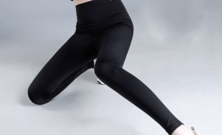 鲨鱼裤怎么配打底鲨鱼裤适合胖子穿吗(鲨鱼裤袜子外穿)