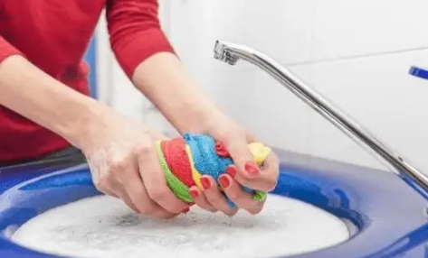 衣服非要洗到没泡沫吗衣服上泡沫没洗干净有事吗(洗衣服泡沫没冲干净晒干会怎么样)