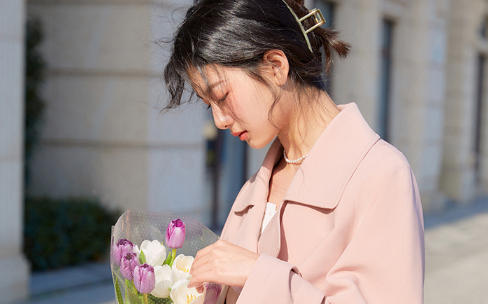 风衣面料是棉的好还是聚酯纤维的好风衣面料软一点还是硬一点好(衣服材质聚酯纤维和纯棉哪个好)