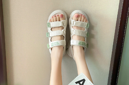 凉鞋走路的时候噗噗的响