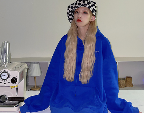 克莱因蓝卫衣显白吗克莱因蓝卫衣配什么颜色马甲好看(克莱因蓝色卫衣配什么裤子)