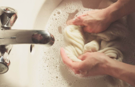 衣服被发泡胶粘了怎么办发泡胶有腐蚀性吗(请问发泡胶弄衣服上怎么办?)