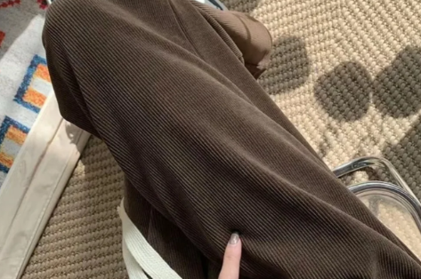 灯芯绒裤子洗后毛不顺怎么办灯芯绒洗后颜色不均匀怎么处理(灯芯绒裤子沾毛怎么办)