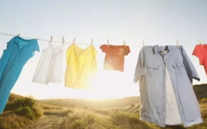 新衣服泡盐水要多少盐新衣服用盐水泡了还要用洗衣液吗(新衣服第一次洗怎么样才能不褪色)