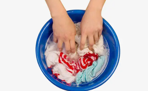 洗衣服泡沫没冲干净晒干会怎么样