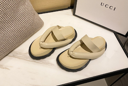 夏天出门穿人字拖还是一字拖普通拖鞋和人字拖哪个好(夏天穿人字拖的都是什么人)