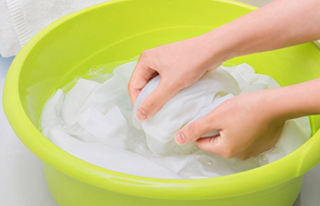 请问发泡胶弄衣服上怎么办?