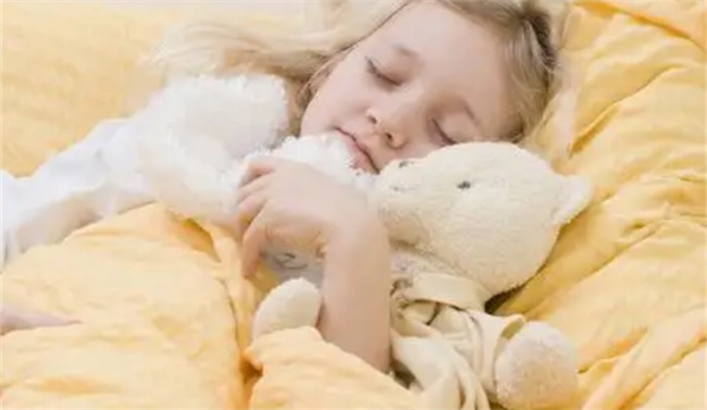 宝宝穿衣服睡觉好还是光着好