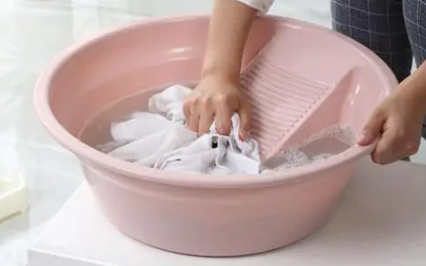 白色衣服发黄了怎么可以洗白84