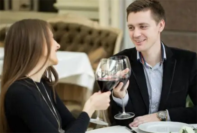 恋爱中该花男友的钱吗