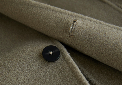 澳毛大衣质感硬吗