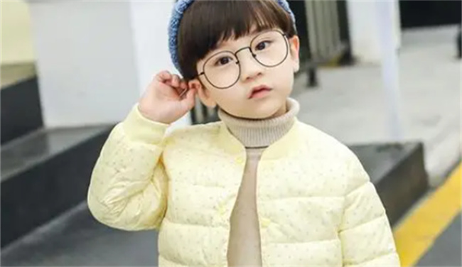 宝宝冬天穿棉衣好还是羽绒服好婴儿穿棉衣好还是羽绒好(波司登羽绒服官方旗舰店)