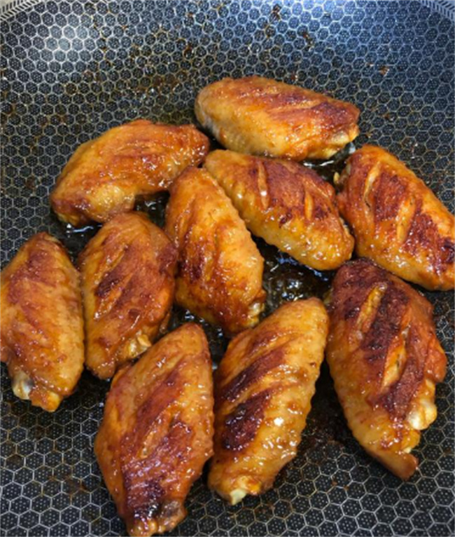 不粘锅可以炸鸡翅吗