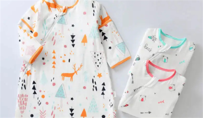 新生儿睡觉非得用睡袋吗新生儿睡觉要用睡袋吗(新生儿睡觉到底用不用包裹)