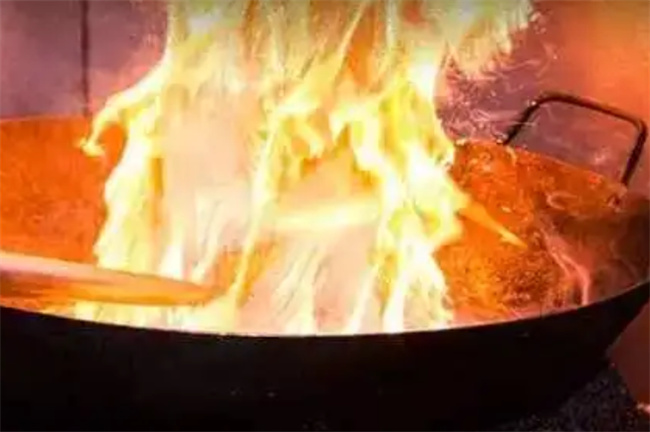 油锅起火后锅还能再用吗油锅起火能用油吗(油锅起火还能再做菜吗)
