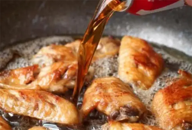 不粘锅做可乐鸡翅会毁锅吗不粘锅做可乐鸡翅会悔过吗(不粘锅可以炸鸡翅吗)