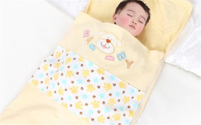 新生儿睡觉到底用不用包裹