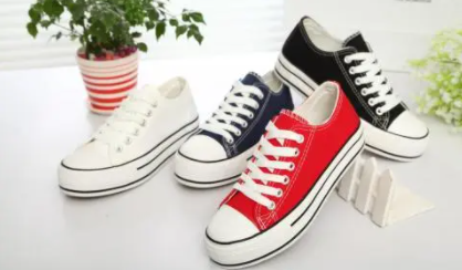 穿帆布鞋脚后跟响