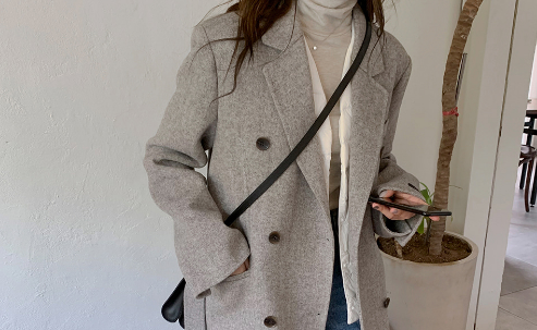 新买的毛呢大衣可以不洗直接穿吗冬天新买的厚外套要洗吗(毛呢大衣买回来要先干洗吗)