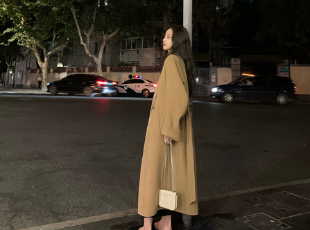 黑色澳毛大衣会不会掉色黑色澳毛大衣掉色是质量不行吗(澳毛大衣黑色好看还是驼色)