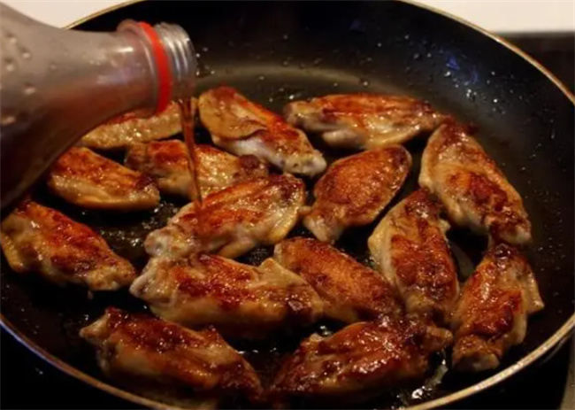 不粘锅可以炸鸡翅吗