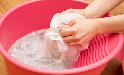 粉底液弄到衣服上怎么才能洗掉