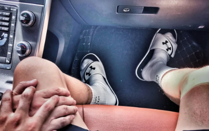 穿拖鞋配袜子好看吗