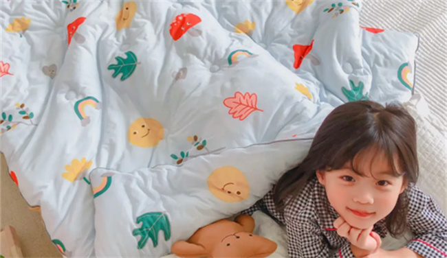 宝宝穿衣服睡觉好还是光着好