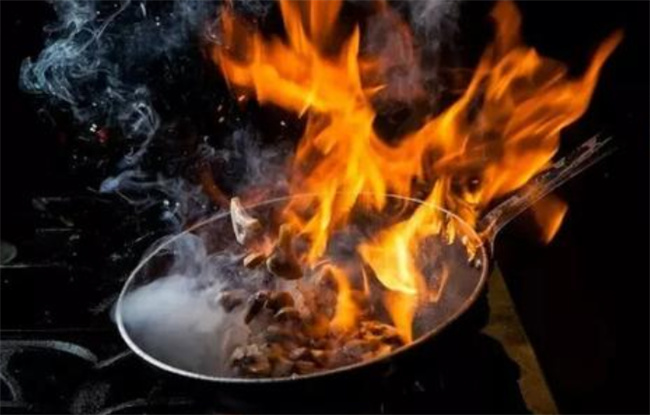 油锅起火还能再做菜吗