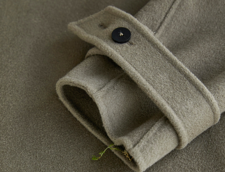 澳毛大衣质感硬吗