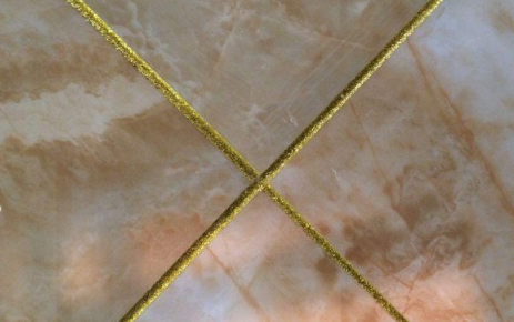 美缝剂干在衣服上怎么洗掉美缝剂干了用什么能洗掉(美缝剂衣服上干了怎么办)