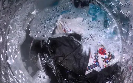 白色衣服发黄了怎么可以洗白84