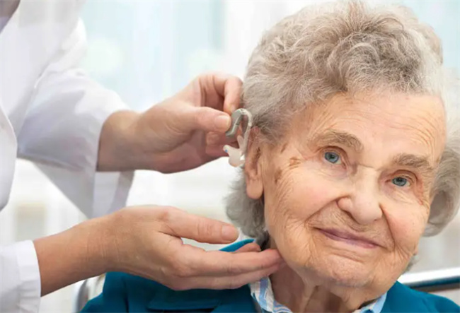 选择助听器佩戴哪项正确