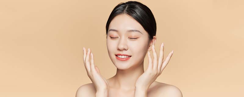 雅诗兰黛精华液适合什么皮雅诗兰黛精华液的正确使用方法(雅诗兰黛的精华适合油皮吗)