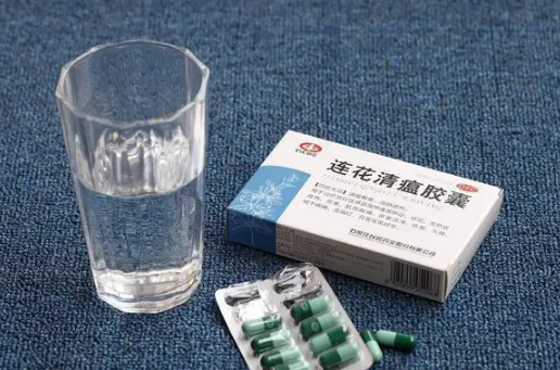 连花清瘟胶囊什么感冒都可以吃吗连花清瘟胶囊所有感冒都可以用吗(999感冒灵可以和连花清瘟胶囊一起吃吗)