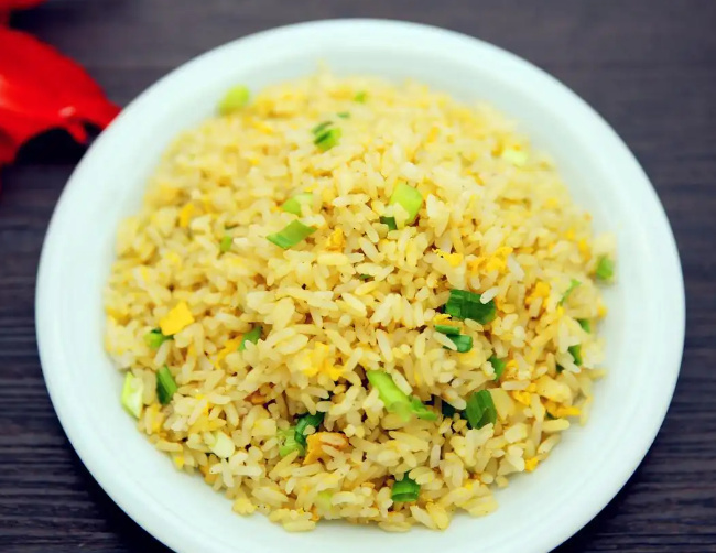 蛋炒饭一定要用过夜的米饭吗蛋炒饭一定要用“隔夜饭”吗(蛋炒饭必须隔夜吗)