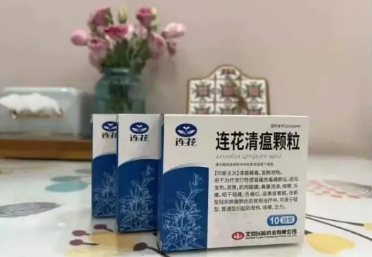 连花清瘟颗粒一次吃两包有事吗连花清瘟颗粒一次喝两袋有副作用吗(普通感冒能吃连花清瘟颗粒吗)