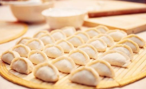 饺子浮起来了但是没熟怎么办冻饺子浮起来以后再煮几分钟(饺子浮上来了算熟了吗?)
