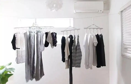 淋了雨的衣服可以隔天洗吗衣服淋雨了可以第二天再洗吗(雨淋过的衣服第二天还能穿吗)
