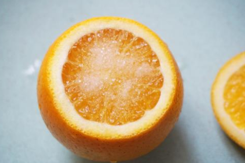 盐蒸橙子什么橙子都可以吗盐蒸橙子可以用未熟的的橙子吗(盐蒸橙子要把皮吃了吗)