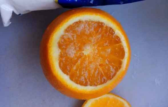 冰糖炖橙子还是盐蒸橙子好冰糖炖橙子和盐蒸橙子有什么区别(冰糖蒸橙子和盐蒸橙子的功效)