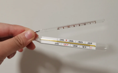 温度计刚拿出来就下降是不是坏了水银温度计为什么会自动下降(水银温度计为什么一拿出来就降)