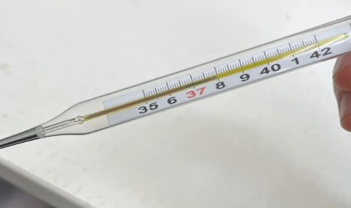水银温度计为什么一拿出来就降