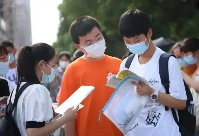 考试穿白色裤子好吗