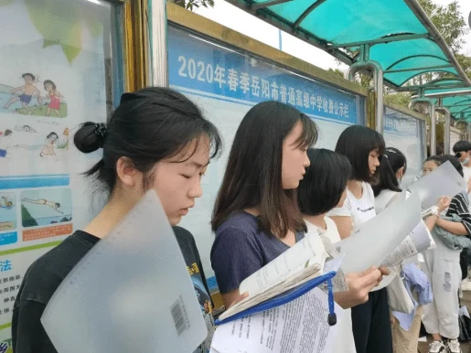 考试穿白色衣服不吉利吗考试穿衣服有什么讲究吗(考试穿白色裤子好吗)