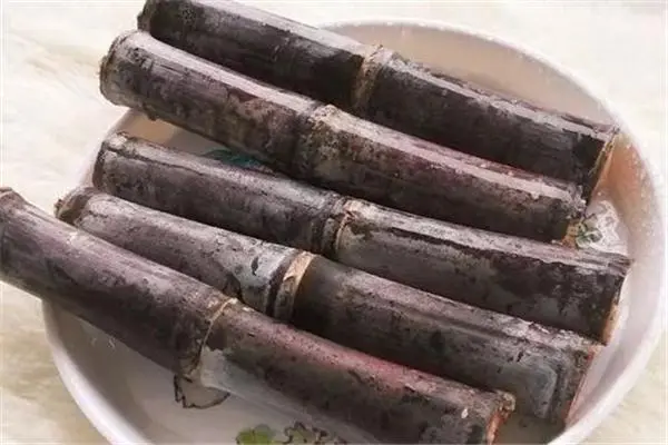 甘蔗放了两天表面红点还能吃吗怎么判断甘蔗是否变质(甘蔗放一段时间有红点)