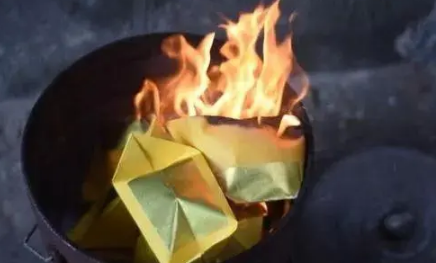 七月半几点在十字路口烧纸合适中元节烧纸为什么在十字路口(七月十五中元节几点去烧纸)