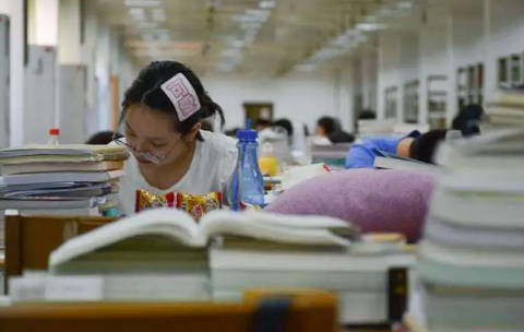 2023高考送考是穿红色的衣服还是红色的旗袍高考送考家长穿什么衣服最吉利(2023年春季高考录取通知书什么时候下来)