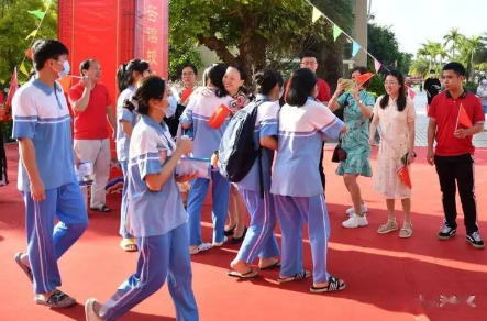 2023高考送考老师可以进考点吗高考送考老师怎么安排好(高考老师送考是什么意思)