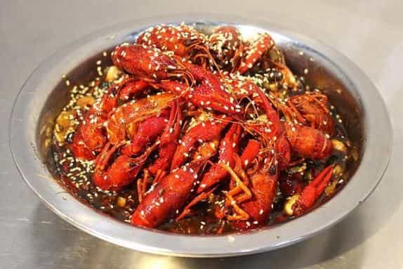 小龙虾放啤酒煮还需要放水煮吗